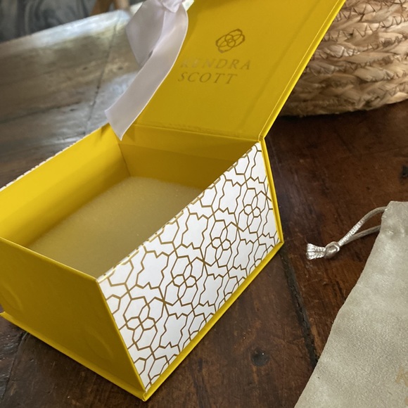 Kendra Scott Earrings - New in Box! - Picture 6 of 9